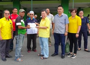 Dr. Sim giving the grant and RTP to representatives of the kampong