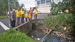 SUPP PCB Chief cum Kota Sentosa Branch Chairman, Wilfred Yap together with SUPP members inspecting blocked drains at Stampin Resettlement Scheme.