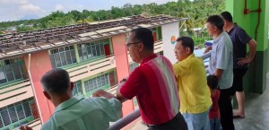 Dr. Sim paying a visit to the school 