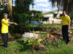 SUPP PCB Chief Wilfred Yap together with Kapitan Cheong Ek Boh at the illegal dump site and vandalised sign board at Everbright Park, 3rd Mile