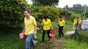 沈桂贤率领服务中心人员，亲自将赠品送到受惠者手中。