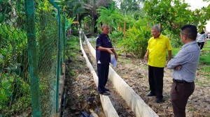 砂人联党卑尔骚区州议员拿督陈超耀律师今早前往美里Pulau Melayu国小巡视当地的排水通道提升工程。    他是在美里市政局工程师及社区领袖陪同下进行巡视，该工程是2018年乡区转型计划下落实。过去，该地底下的排水通道很小，经过提升后，它变得更宽，可以将水排出两侧通道。    陈超耀对工程表示满意，因它可解决学校经常面对的水灾问题。他希望学校周围住宅区的排水通道也可以获得提升。    他指出，一些居民申诉工程完成后，会出现积水问题。他已经指示美里市政局工程师关注此事，找出解决方案。