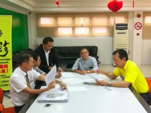Wilfred Yap together with the landowner, representatives from the Society For Tolerance & Awareness Kuching going through relevant documents concerning the land transfer fraud case