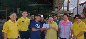 Dr. Sim handed over the donation to the victims