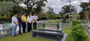 Dr Sim and SUPP comrade paying their respect