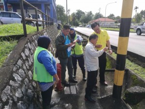 Wilfred Yap together with MPP staff carrying out improvement and maintenance works at 7th Mile Bazaar