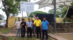 Yap , PMC Engineer Mohd Hazwan and representive of the contractor  at the simple ceremony for erecting sign board notifying the public of upgrading works through extension of roof canopy at 7th Mile Town Square.