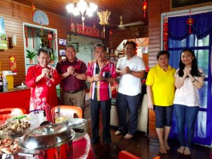 A belated CNY visit to supp local leader house. 
