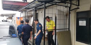 砂拉越人民联合党公共投诉局主任叶耀星偕同巴达旺市议会执法人员前往7哩圣淘沙商业中心视察非法扩建店屋的投诉。
