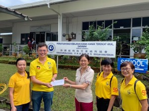Tan Kai giving the grant. On the left Cr. Kho Teck Wan.