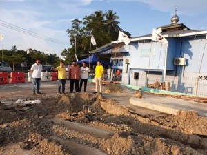 Dr Sim looking at the on going projects.