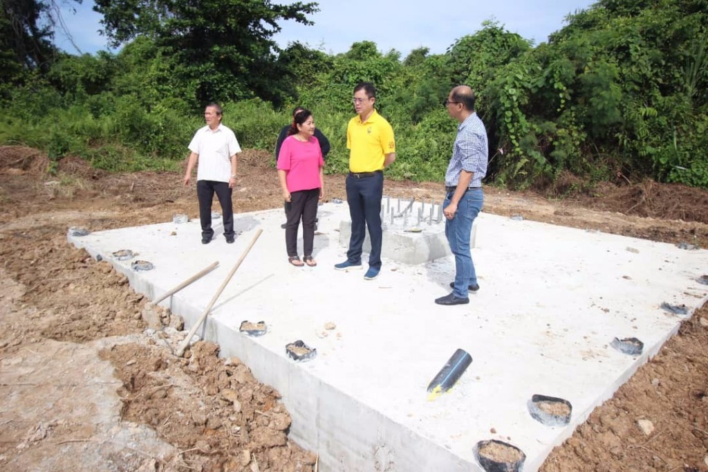 Tan Kai with the community leader.