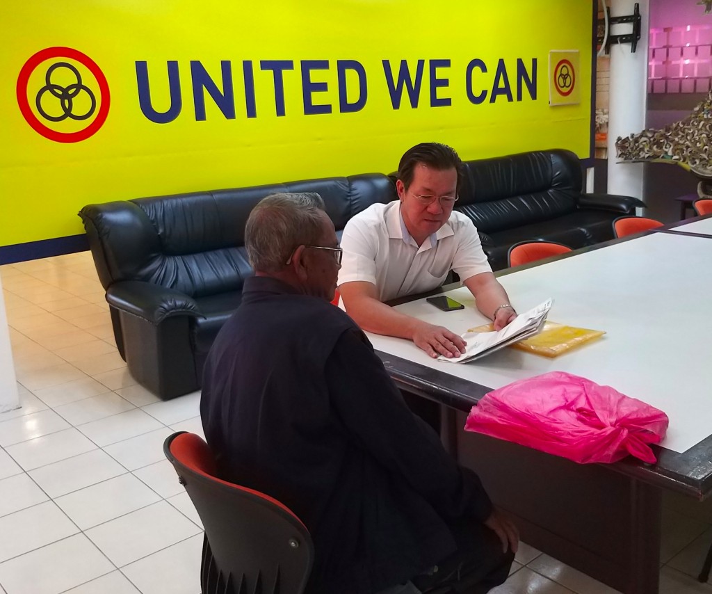 Yap with the landowner seeking his assistance at SUPP office.