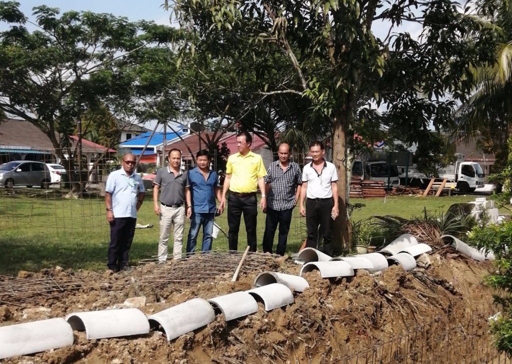 Yap together with MPP officer and other SUPP members inspecting the improvement and upgrading works of drains at Taman Mei Lee situate at Lorong 6, Jalan Stakan, Kota Sentosa.