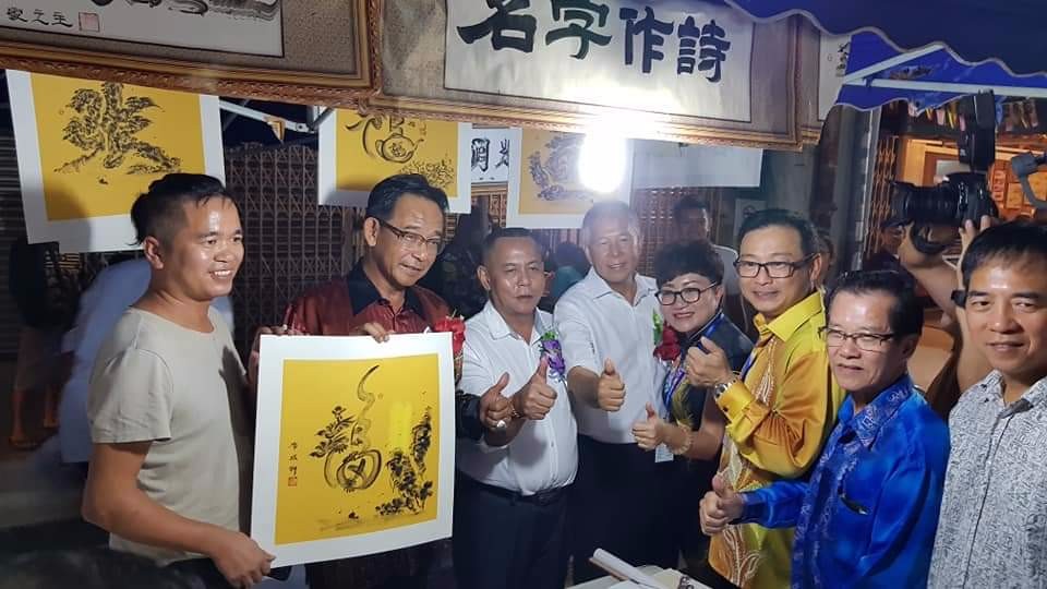 Datuk Ting visits the mooncake festival stalls..