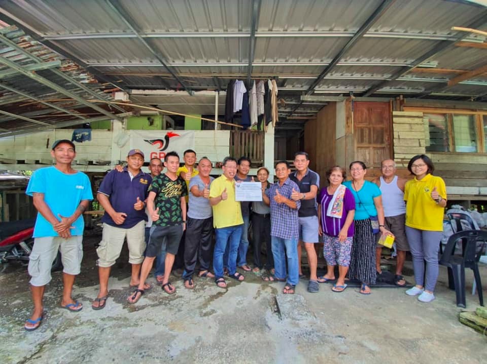 DR SIM melawat dan menyerahkan plak projek MRP-PPRMS yang berjaya dibaiki kepada penerima.