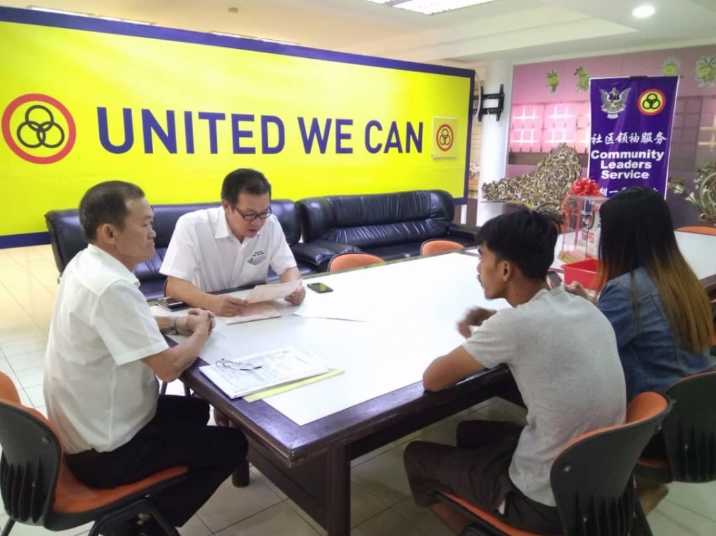 Wilfred Yap meeting the mechanic seeking advice and assistance at SUPP office.