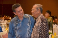 前泗里街国会议员陈冠勳与阿迪南寒暄。